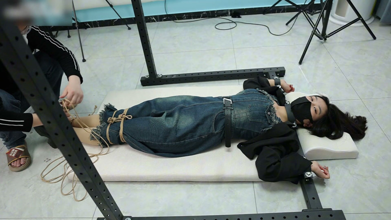 Asian bondage: Моя девушка была привязана к железной раме, босые ноги подвешены и щекотали