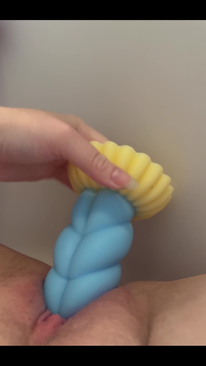 Naughty Mila: このマンコがいっぱいになるのを見たいなら、何をすべきか知っています
