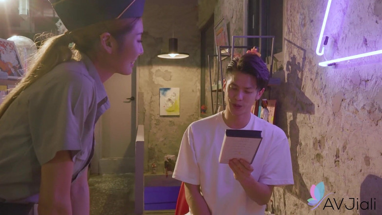 AV Jiali: Oficial sexy Li Zhiyan convence homem com tesão a se...