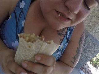 BBW Pleasures: SSBBW isst riesige burrito am pool