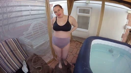 Hamile orta yaşlı seksi kadın soyunuyor ve küvete giriyor
