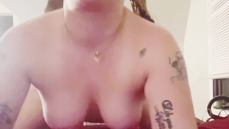 Thekookiejar: 男が立ち往生したスタッドレズビアンを抱き上げ、初めて彼女のペニスを授ける