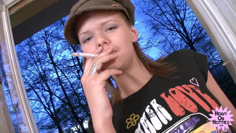 Heavy on Hotties: Lange en magere tiener rookt een sigaret