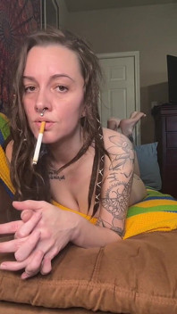Fétiche, masturbation et montre ses semelles nues