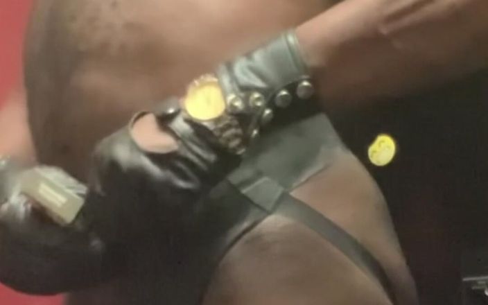 Black smoking muscle stepdad: सेक्सी चमड़ा और तंग फिटिंग अथक धूम्रपान दृश्य
