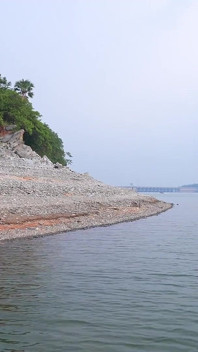 Paar Genießen in Fluss Und Berg