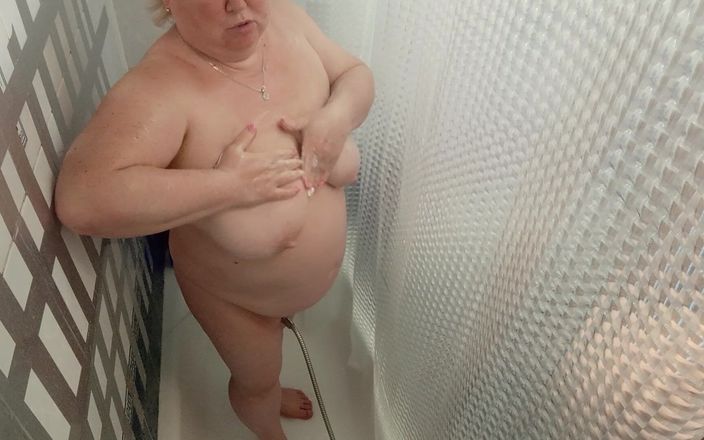 Sweet July: सास शॉवर लेती है और अपने बड़े स्तन धोती है