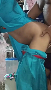 Hintli evli kadın domaltarak sert sikiliyor