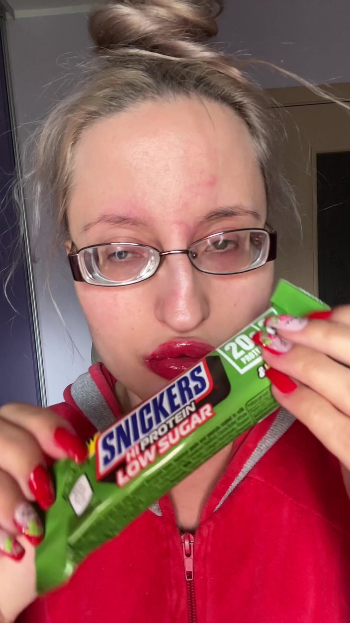 FinDom Goaldigger: Obří velké rty Velké brýle Asmreating Snickers Protein Bar