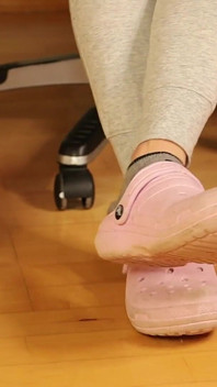 Calcetines grises sucios en zuecos rosas - provocación casual de pies