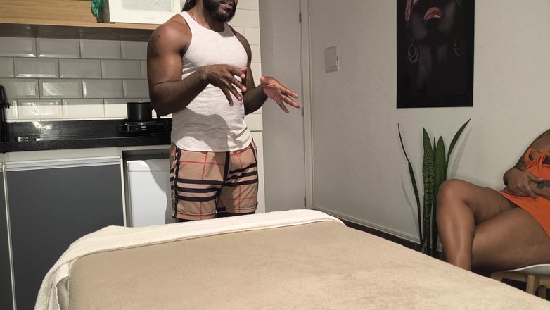 Nurseblack: Něžný paroháč dal masáž s velkým černým pérem bbw manželce Ebony...