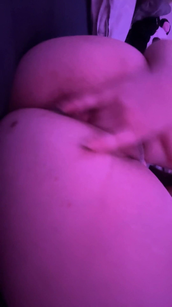 Joyliii: Joyliii Shows off Her Fat Ass and Plays with Her...