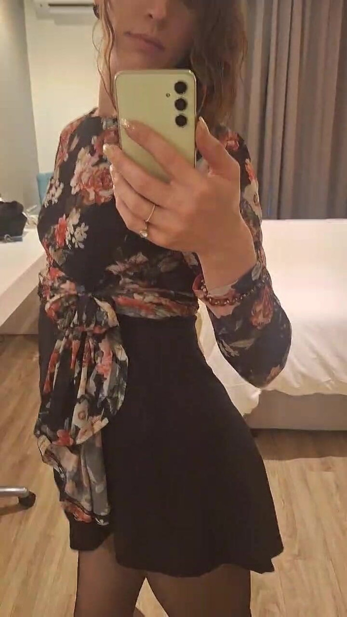 TSiris: ट्रांस गर्ल आईने के सामने पेंटीहोज में पोज दे रही है