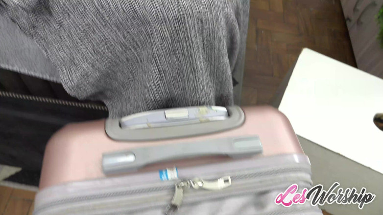 Les Worship: Bianca широко раздвигает задницу Patricia, Rams глубоко мастурбирует игрушкой, обе шлюшки стонут грязно, пока лижут бритые киски друг друга