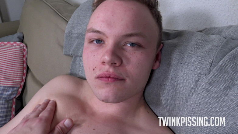 Twink Pissing: Ben （22） twink 男孩得到手淫和撒尿