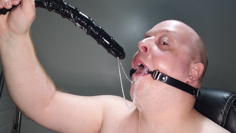 Charlieboy69: Gorge profonde baveuse d’un gode de 18 pouces avec bouche bâillon