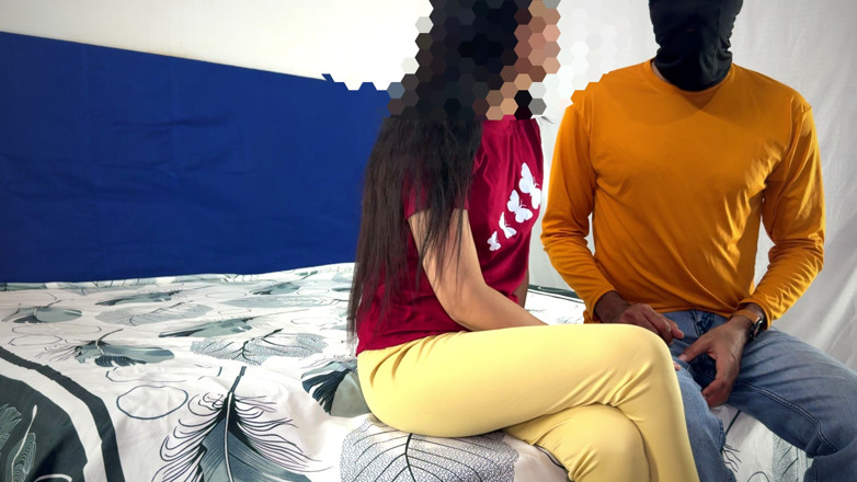 Desifilmy45: Il grande fratellastro ha regalato alla sua piccola sorellastra una...