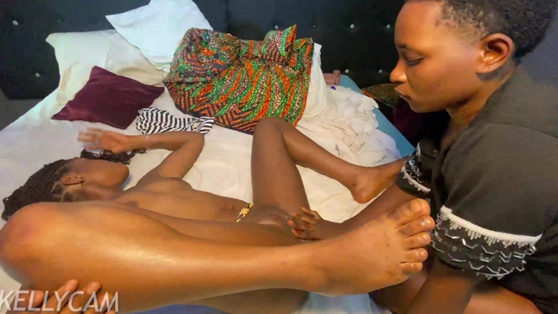 Kellycam: Doce buceta chupando da minha madrasta da faculdade lésbica