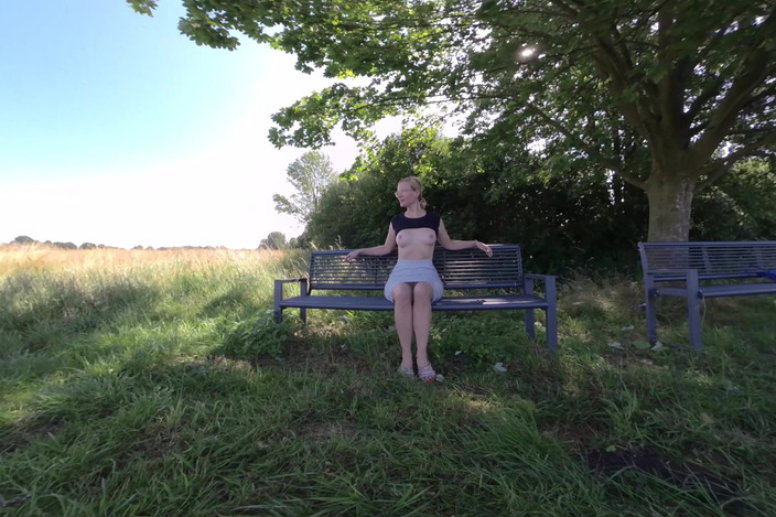 BlondeHexe VR: Deutsche Blondine Pisst Public Frech Ab!