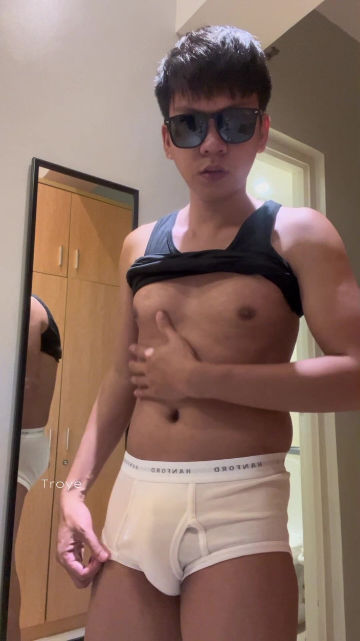 Troye_AsianPinoy: Chico solo con polla grande en la habitación de su...