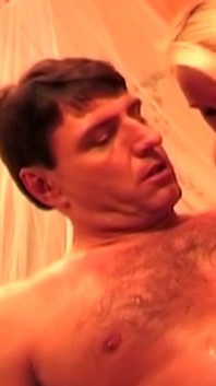 Due milf arrapate gli inzuppano la faccia tra sciatte lacrime