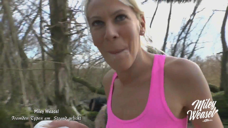 Miley Weasel: Трахнутый незнакомцем с большим черным членом на пляже