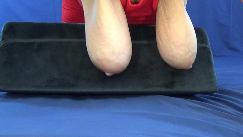 AnnaBUST: De beaux seins flasques tremblent sur l’oreiller