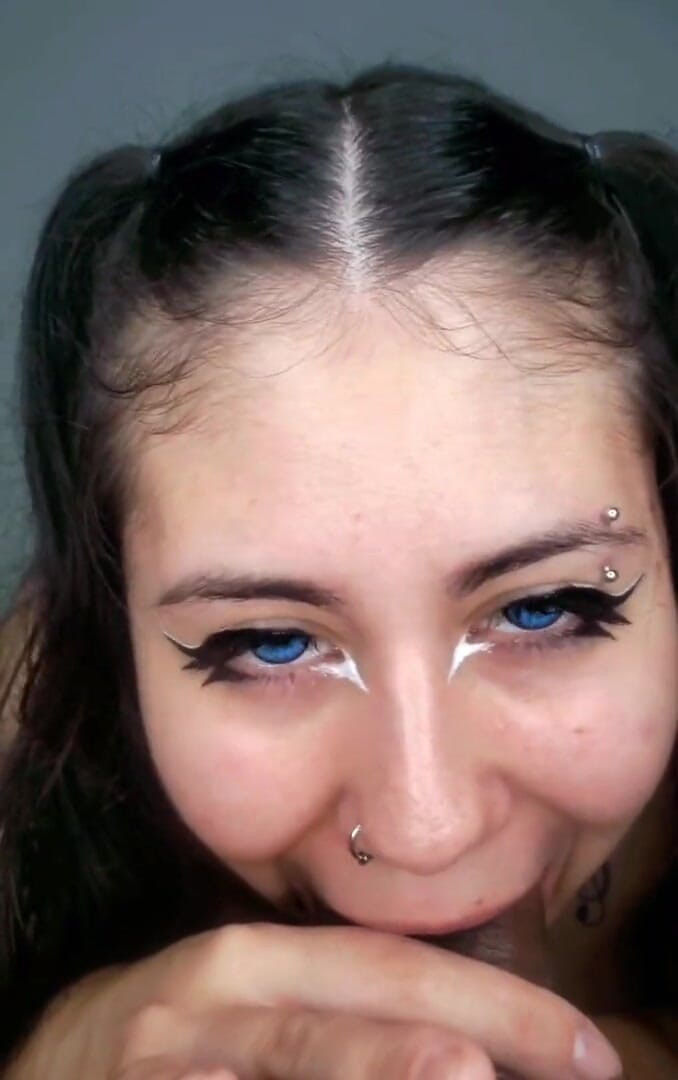 DherlyDoll: Cewek sange ini lagi asik dudukin memek sempitnya di kontolku...