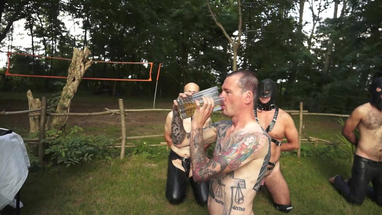 BDSM Deutschland: Gli schiavi sessuali bevono piscio frustate dall'amante