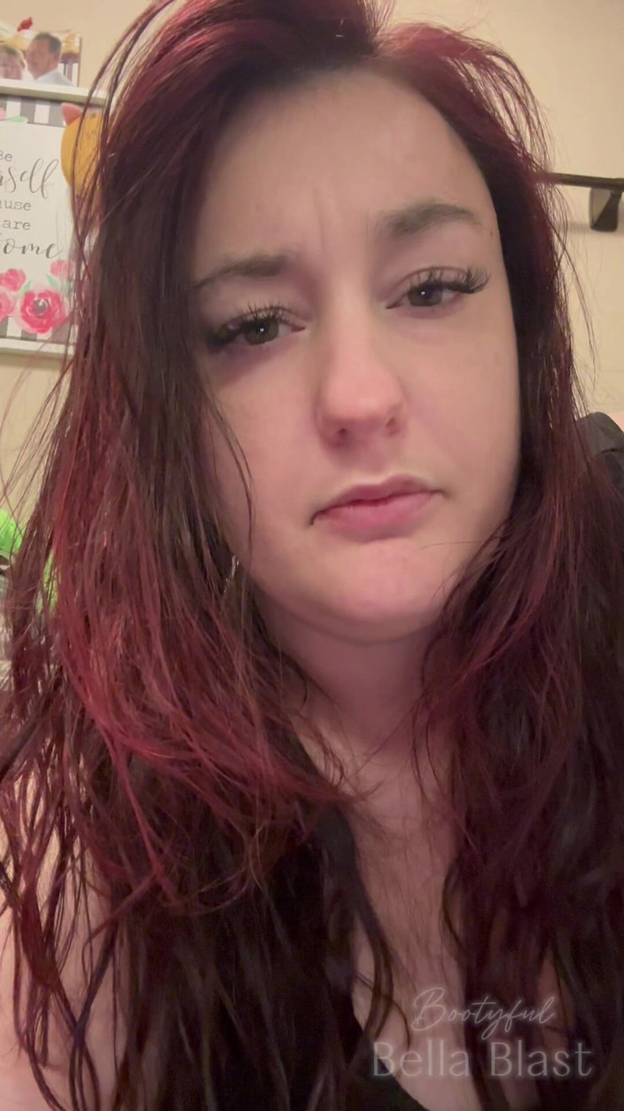 BellaBlast: İri güzel kadın göz teması tuvalet osuruyor ve kütük bella...