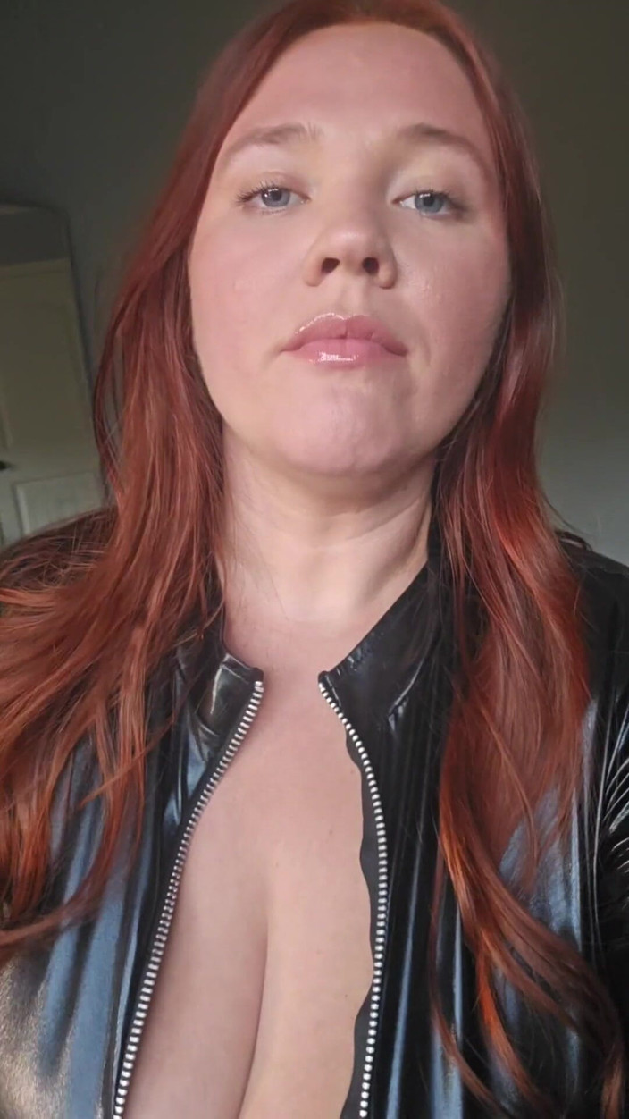 Annabelle Rogers: Vollbusige hure in latex verführt dich, deine frau zu betrügen