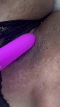 La miLF latina gioca con la figa da sola