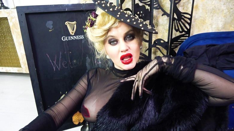 Goddess Celine: Besos femdom con lápiz labial
