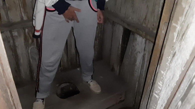 Lesbian-illusion: Mi-am prins vecina masturbându-se în toaleta de pe stradă și m-am alăturat...