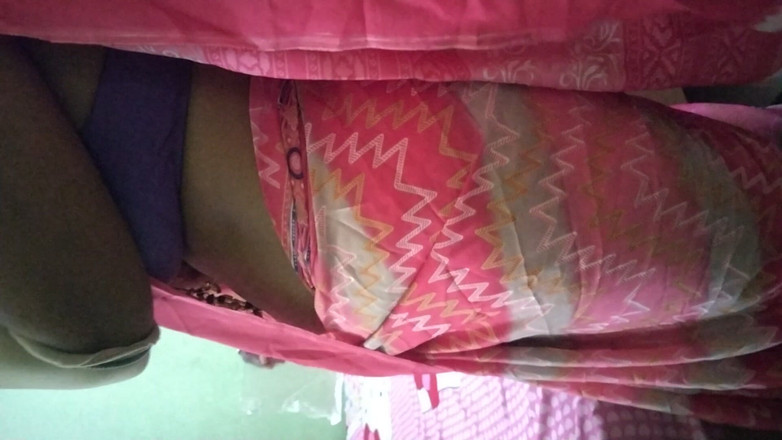 Tamil lesbian: Moglie con la gonna e sari indossano un arrapante