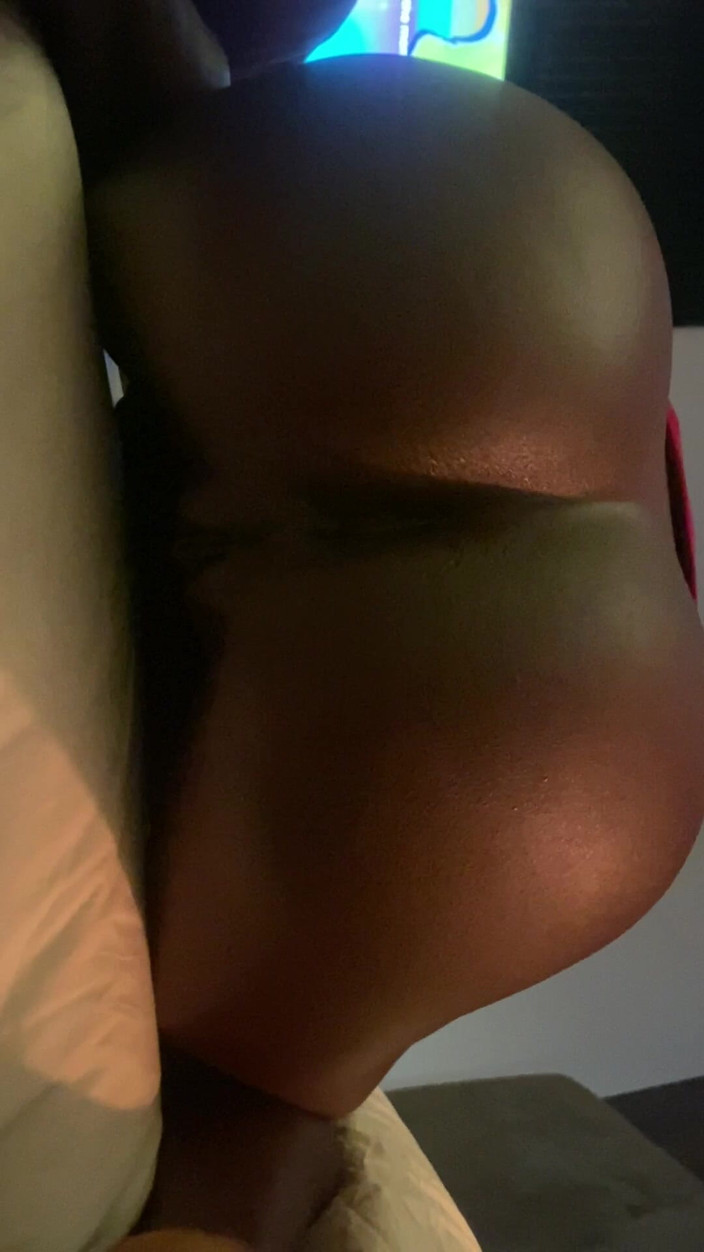 DivaHouz: Dewi eboni panas twerks pada cadar dalam minyak, rakaman dekat...