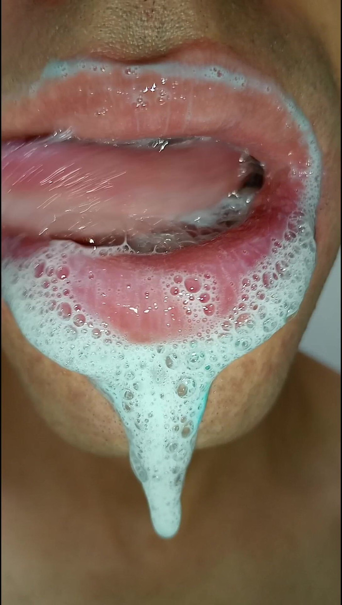 Rey rey: Färgglad tunga, hård saliv, sex pack, i gymmet blev jag...