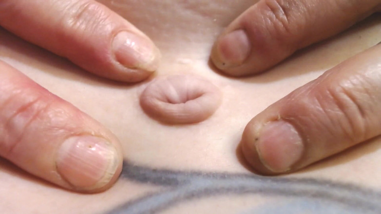 Abby Anna: Pulsante dell'ombelico profondo in primo piano