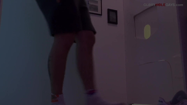 GLORYHOLEGAYS: Mladík, 25 let, se odváží na gloryhole - jeho zadek na jamce