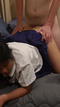 Fofa estudante tailandesa de 18 anos vestindo uniforme fodida por um pau branco grande e recebe um enorme facial