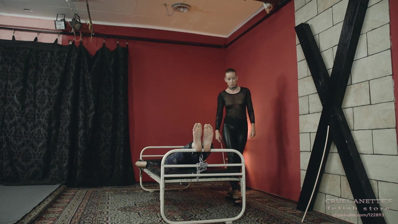 Cruel Anettes fetish world: Bastinado op het bed