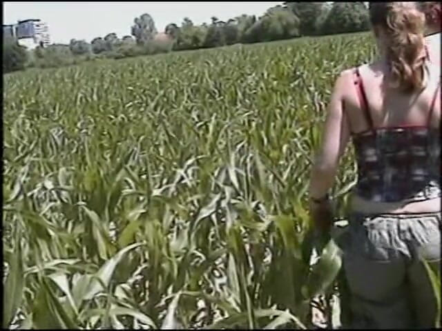 Lucky Cooch: Dvě amatérské holky jezdí na chlapově péru venku