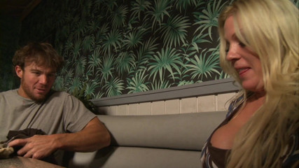 Hot Girlz: Tetona milf obtiene sexo rápido en el restaurante con su...