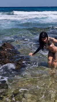 Pompino all'aperto in riva al mare da uno sconosciuto arrapa sulla spiaggia nudista