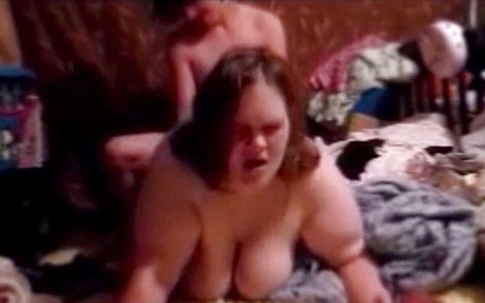 Fat house wife: Esposa embarazada tomando crudo por la espalda