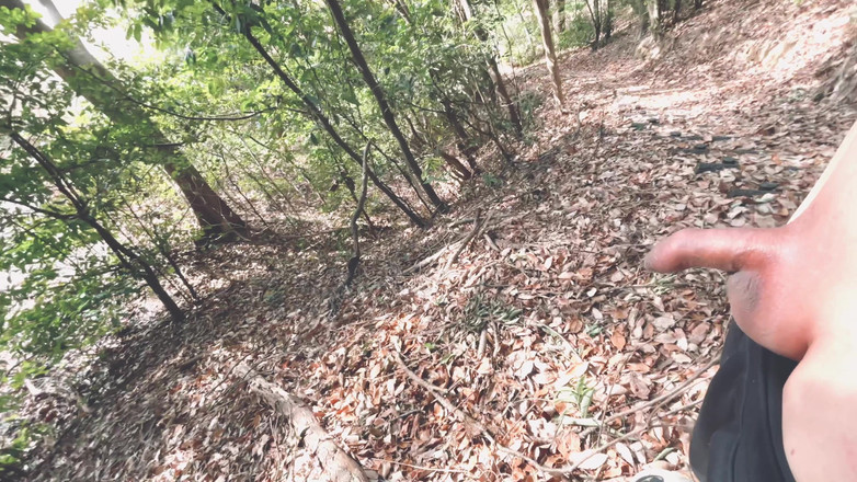 hueikun: 包皮が小さい少年が大きな小川でおしっこをしている