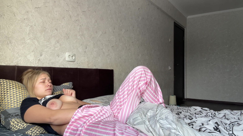 Stacy_via: Ibu tiri saya ditinggalkan bersendirian di rumah dan dipancut mani 2...
