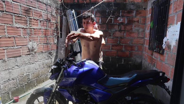 Lexly_16: 我的邻居洗我的摩托车，然后操我