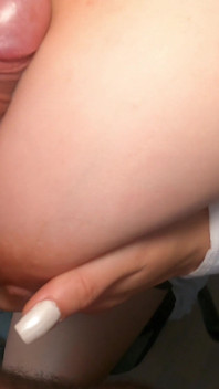 Tante seksi dengan toket besar alami lagi asik nyepong kontol sampai dicrot di toketnya