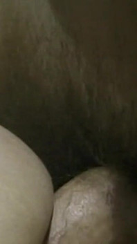 Dwie napalone MILF dzielą jednego szczęśliwego kutasa